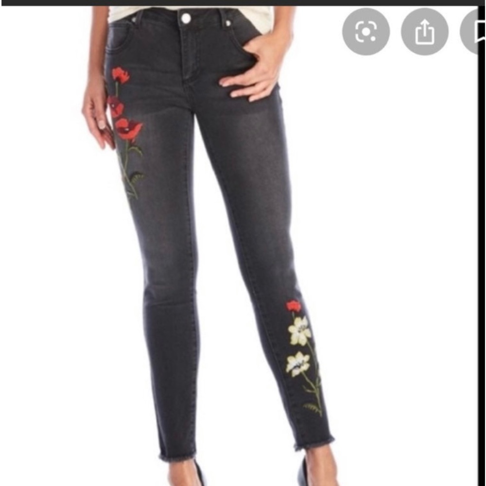 Romeo & Juliet Straight Leg Embroidered Jeans. NWT Retail for $155.00